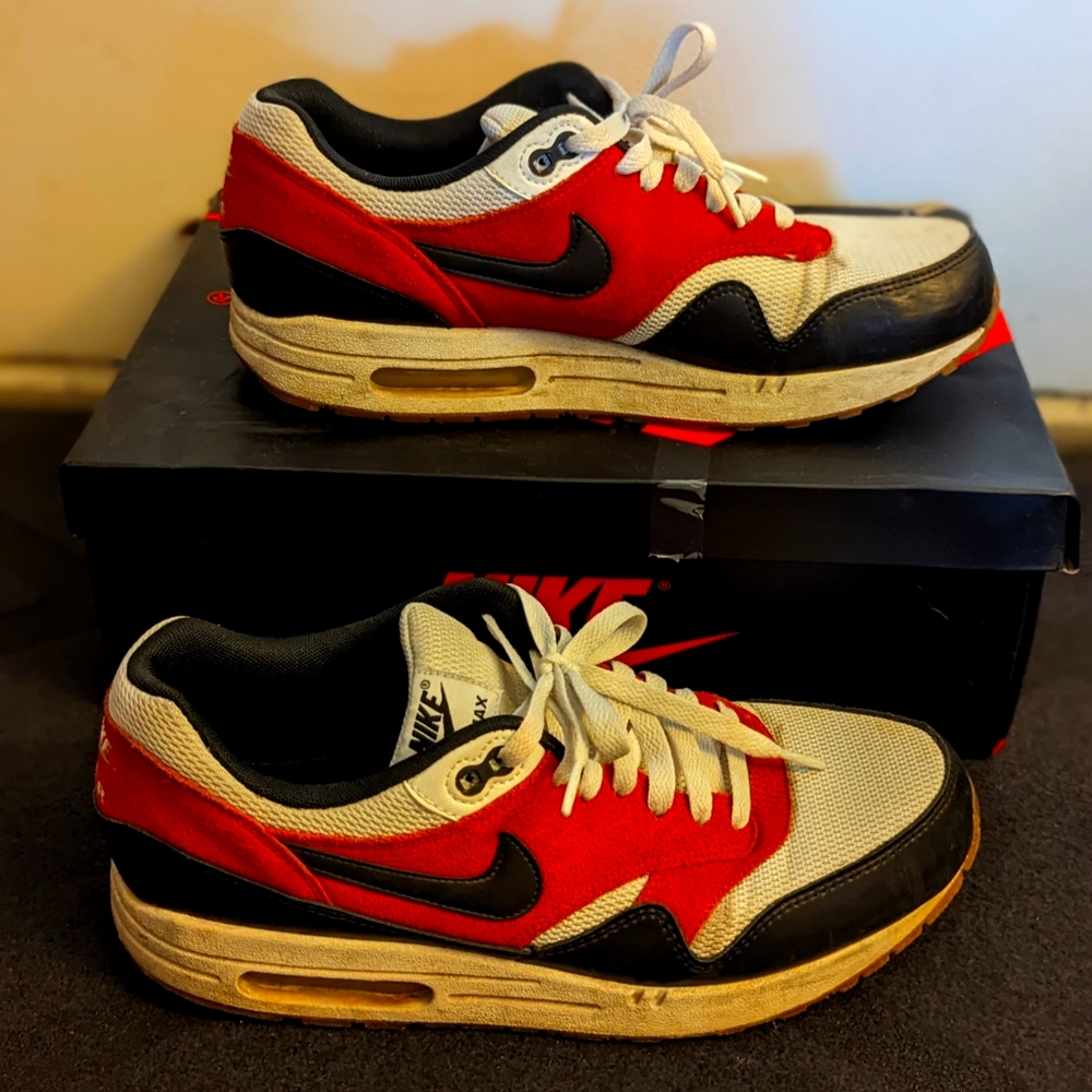 Nike Airmax 90, Size 9.5, Red, white and black